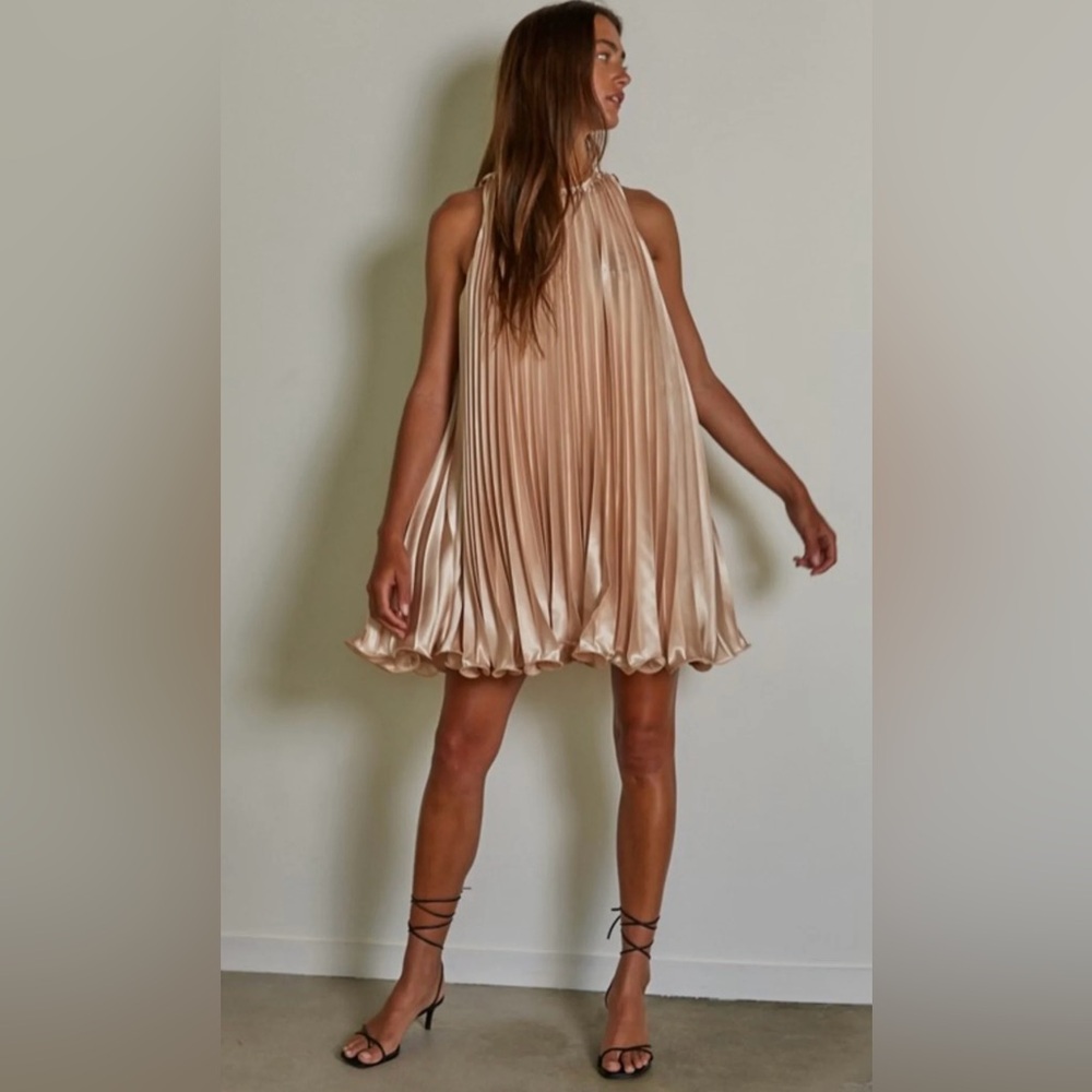 Elegant Cream Sleeveless Dress M
NWT